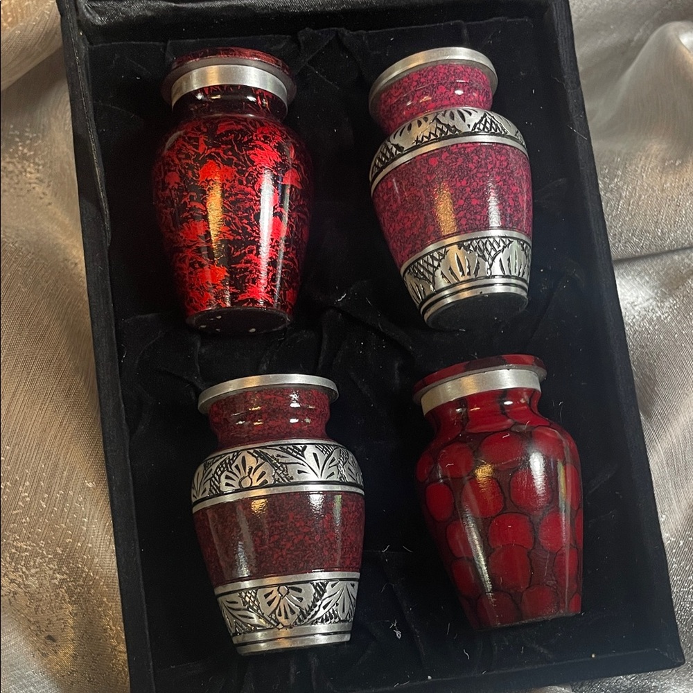 Remembrance urns